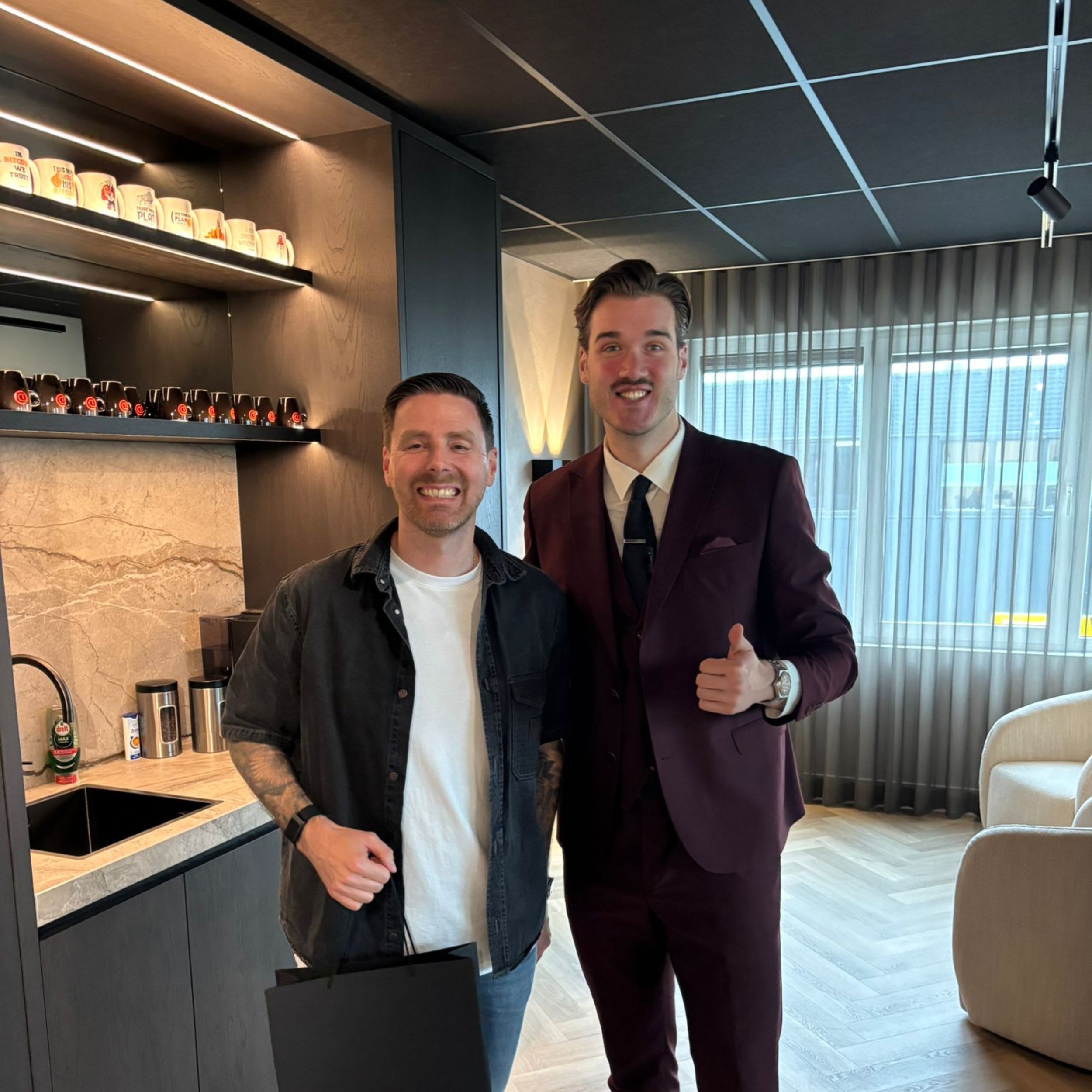 Alwin founder of maas delivering the aquanova to Chris from Doopiecash